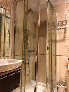 un baño con ducha y lavabo en Apartamentos Albariño, en Vegadeo 72 fotos más
