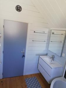 a bathroom with a sink and a mirror at maison 3 chambres à 200 m de la plage des Lacs de l Eau d Heure in Froid-Chapelle
