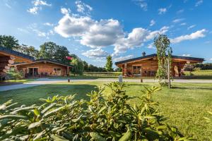 a view of a log cabin from the yard at Ferienidyll zur Spreeaue in Briesen