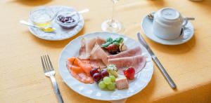 una mesa con dos platos de comida. en Stadthotel Geis, en Bad Neustadt an der Saale
