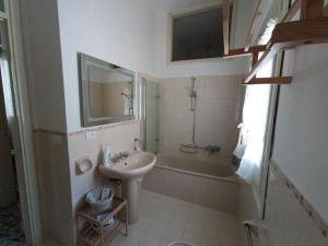 La salle de bains est pourvue d'un lavabo et d'une baignoire. dans l'établissement Casa Vacanze Ni Nuccia, à Trapani