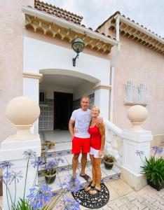 un hombre y una mujer parados frente a una casa en La Villa des Ames Liées, en Draguignan