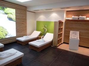 uma sala de spa com 2 camas e uma janela em Hotel Gasthof Posthalter em Zwiesel
