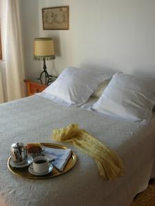 ein Tablett mit Speisen und Kaffee auf dem Bett in der Unterkunft Hotel Santa Isabel La Real in Granada