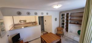 eine Küche mit Tisch und ein Esszimmer in der Unterkunft LE ORCHIDEE già Lancillotto in Levanto