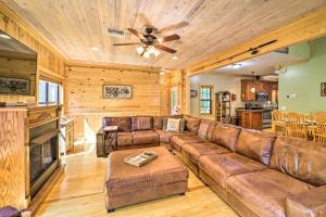 ein Wohnzimmer mit einem Ledersofa und einem Kamin in der Unterkunft Luxe Wolfe Creek Cabin Less Than 6 Mi to Waterfalls Park in Newland