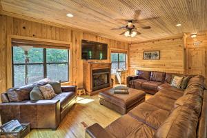 ein Wohnzimmer mit Ledermöbeln und einem Kamin in der Unterkunft Luxe Wolfe Creek Cabin Less Than 6 Mi to Waterfalls Park in Newland