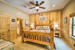 Galeriebild der Unterkunft Luxe Wolfe Creek Cabin Less Than 6 Mi to Waterfalls Park in Newland