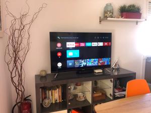 TV a/nebo společenská místnost v ubytování Aunt Antonia Beach House