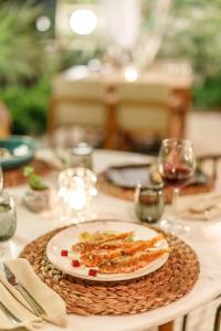 d'une table avec une assiette de nourriture au-dessus dans l'établissement Alacatı Port Ladera Hotel - Adult Only, à Alaçatı