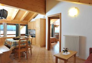 eine Küche und ein Esszimmer mit einem Tisch und Stühlen in der Unterkunft Centro Appartamenti Vacanze in Mezzana