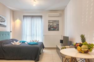ein Schlafzimmer mit einem Bett und einem Tisch mit einer Schale Obst in der Unterkunft Adriatic Apartments Fažana in Fažana