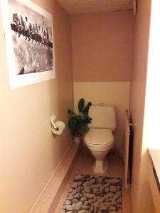 Kylpyhuone majoituspaikassa Yö Kotikoivun rauhassa
