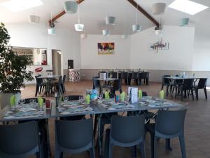 Tonnay-BoutonneにあるLe Hameau de Saintongeの部屋の中にテーブルと椅子が置かれたダイニングルーム