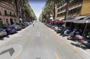 eine Straße mit Motorrad auf der Straßenseite in der Unterkunft Holidays2Malaga Soho Pasaje de Valencia in Málaga