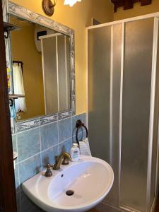 La salle de bains est pourvue d'un lavabo et d'une douche. dans l'établissement A casa di Eugenio, à Carini