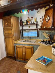 Kuchyň nebo kuchyňský kout v ubytování A casa di Eugenio