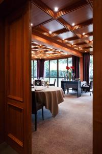 Le Rosenmeer - Hotel Restaurant, au coeur de la route des vins d'Alsace في Rosheim: غرفة طعام مع طاولة وطاولة بلياردو