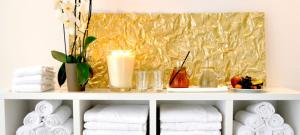 a shelf with towels and a painting on the wall at Heitlinger Hof in Tiefenbach +55 photos