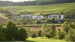 Luftansicht eines Betriebs auf einem Feld in der Unterkunft Heitlinger Hof in Tiefenbach