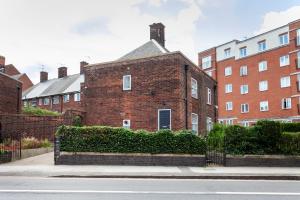 ein Backsteingebäude auf einer Straße vor Gebäuden in der Unterkunft CRANBROOK 28 in Nottingham