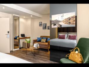 2 fotos de una habitación de hotel con cama y sofá en Hotel Moon & Sun Porto en Oporto