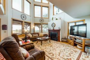 ein Wohnzimmer mit Sofas und einem TV in der Unterkunft Skyline Ridge in Florissant
