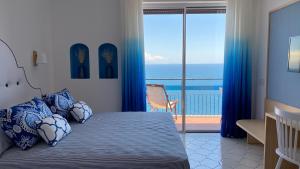 Кровать или кровати в номере La Marea - Appartamento panoramico Amalfi