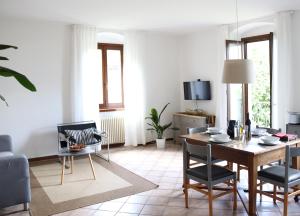 een woonkamer met een eettafel en stoelen bij Casa San Giacomo 2 in Riva del Garda