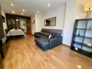 una sala de estar con un sofá y una mesa en SOL 22, en Vigo