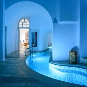 Bazén v ubytování Nefeles Luxury Suites nebo v jeho okolí
