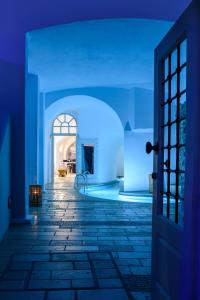 Bazén v ubytování Nefeles Luxury Suites nebo v jeho okolí