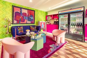 a living room with pink and green walls at Classen Inn in Oklahoma City