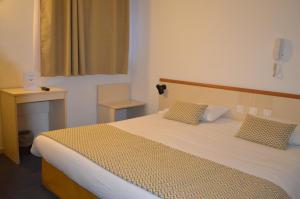 En eller flere senger på et rom på Hôtel Aneto