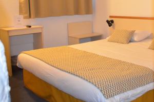En eller flere senger på et rom på Hôtel Aneto