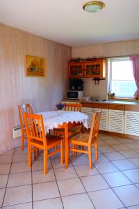 une salle à manger avec une table et des chaises dans une cuisine dans l'établissement Chata na końcu świata, à Rzuchowa