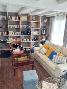 uma sala de estar com um sofá e uma mesa de centro em Les portes du soleil em Les Sables-dʼOlonne