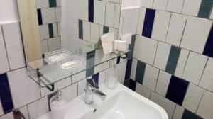 ナポリにあるB&B Alchimia Napoletanaのバスルーム(洗面台、鏡付)