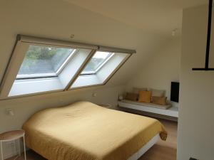 a bedroom with a bed and a window at B&B Antares in Bruges