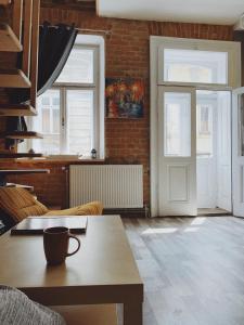 Lviv Loft Apartments في إلفيف: غرفة معيشة مع طاولة قهوة وباب