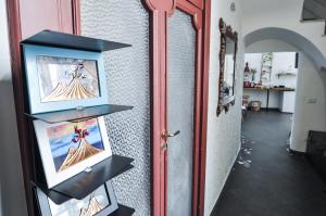 ein Zimmer mit drei Bildern an der Wand in der Unterkunft B&B Alchimia Napoletana in Neapel