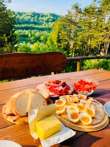 una tavola con uova, pane e formaggio di Drevenica Jánošík a Terchová