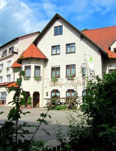 ein großes weißes Gebäude mit orangefarbenem Dach in der Unterkunft Hotel Gasthof am Selteltor in Wiesensteig