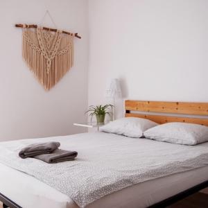 Una cama con dos toallas encima. en Salve Regina, en Sandomierz