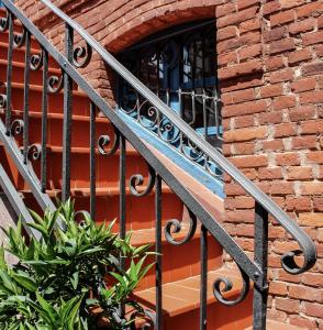 una escalera de metal junto a un edificio de ladrillo en El 8 de Serranos-Casa con garaje entre la catedral y San Isidoro, en León