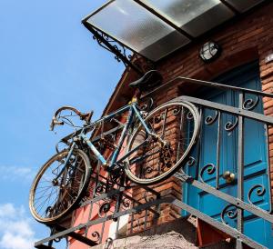 レオンにあるEl 8 de Serranosの建物の横掛け自転車