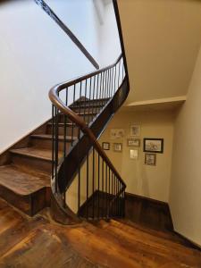 eine Wendeltreppe in einem Haus mit Holzböden in der Unterkunft Albergue Casa Cuartel in A Fonsagrada