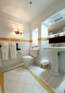 uma casa de banho com um WC e um lavatório em Le Manoir Du Lac DeLage em Stoneham