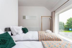 1 dormitorio con cama y ventana grande en LOOK at the Views - Huddersfield Haven Sleeps 6 en Huddersfield