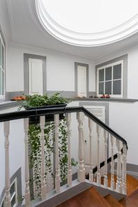 eine weiße Treppe mit einer Pflanze darauf in der Unterkunft Casa da Hera - The Ivy House in Porto